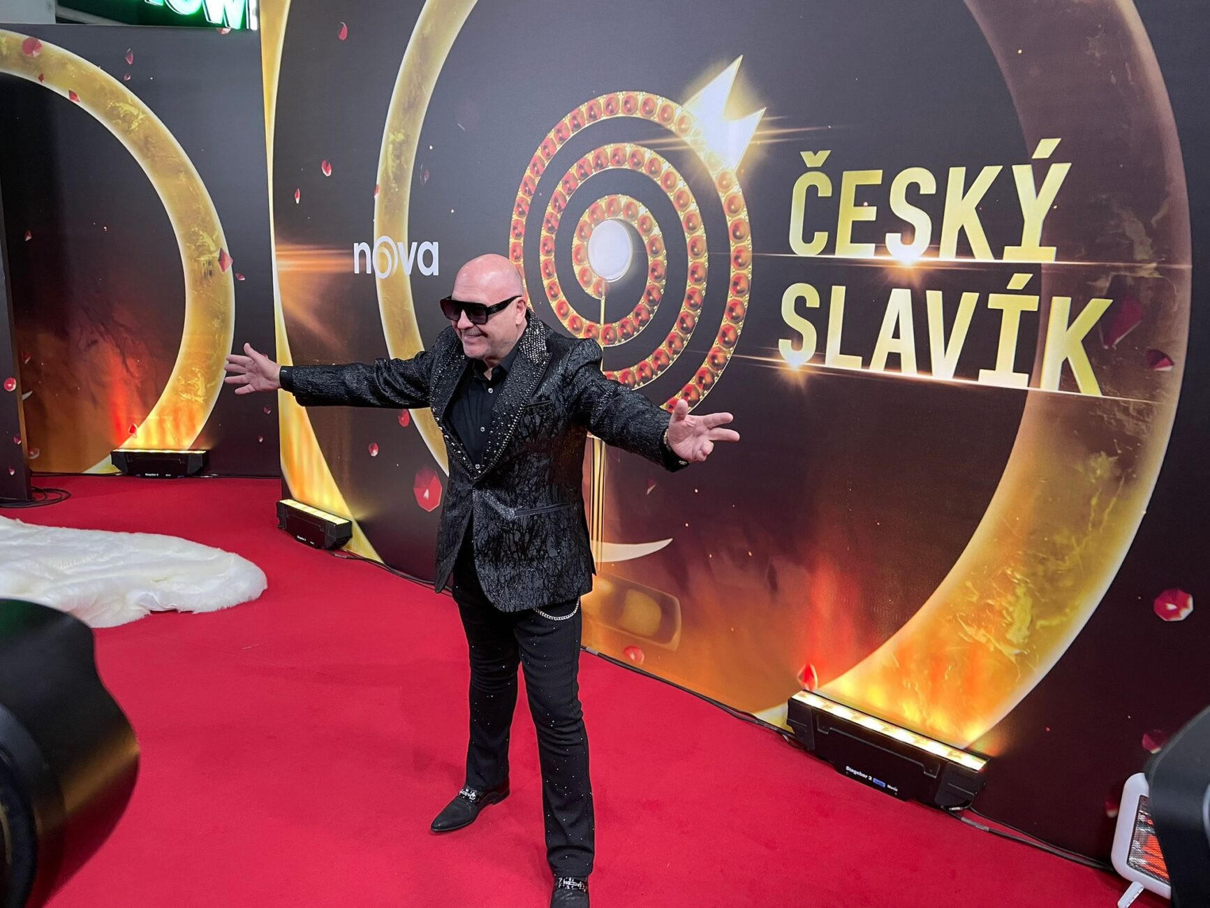 Michal David ve svém novém lesklém saku. Foto: Pavel Gwužď / Nextfoto