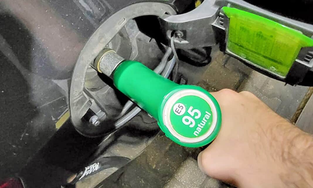 Tankování na benzince. Foto: ČRzprávy