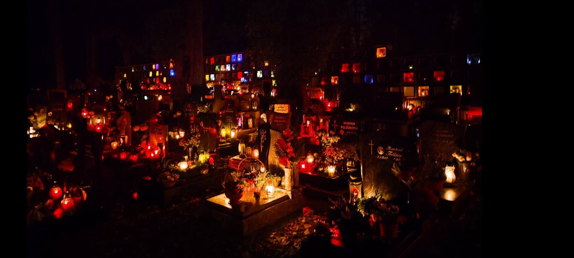 Rozsvícený hřbitov v Kamenici nad Lipou.