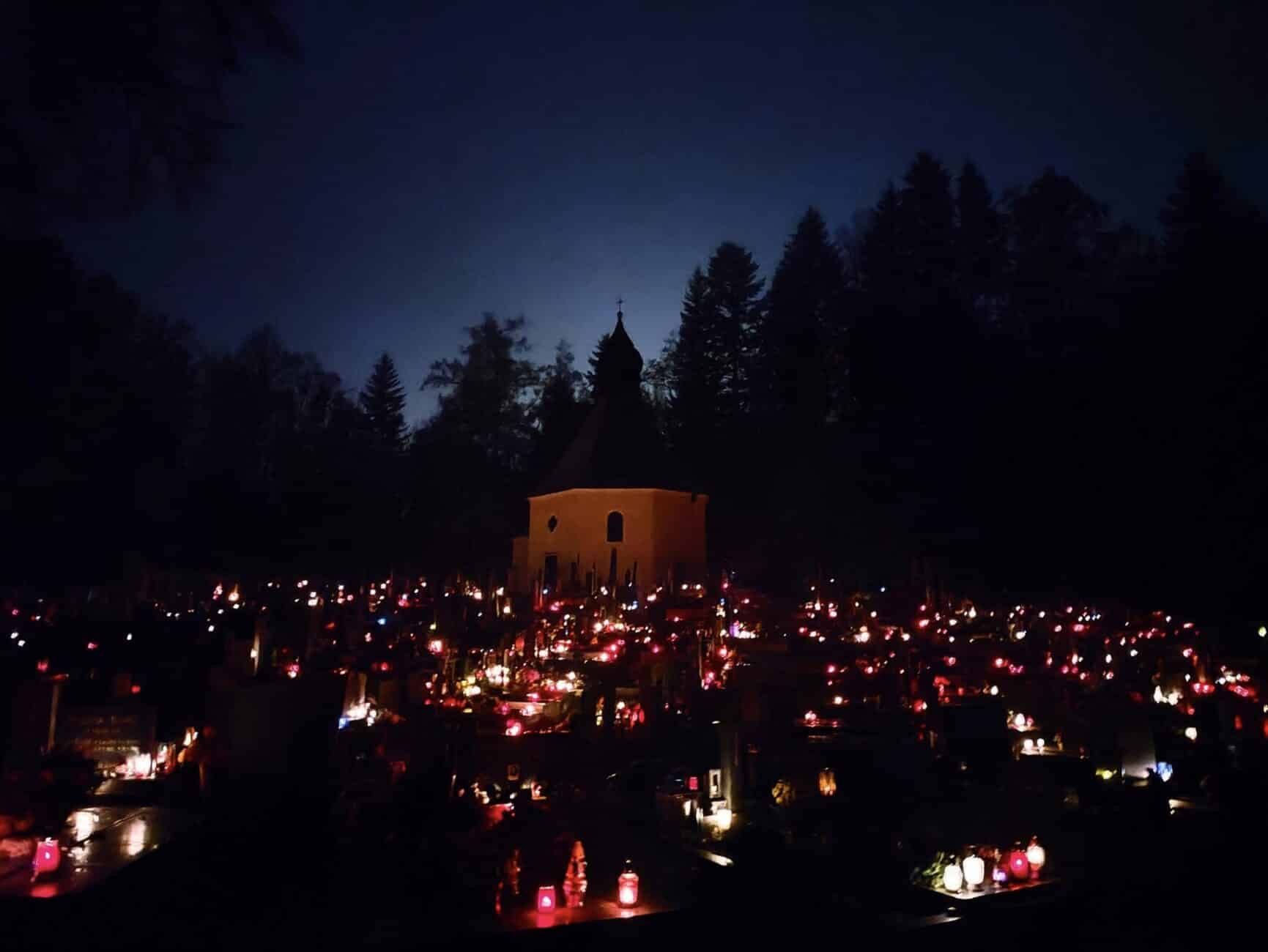 Rozsvícený hřbitov v Kamenici nad Lipou.