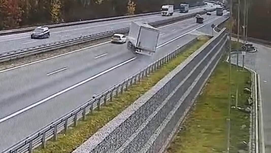 Šílená jízda řidiče kamionu na dálnici D1. Zdroj: PČR