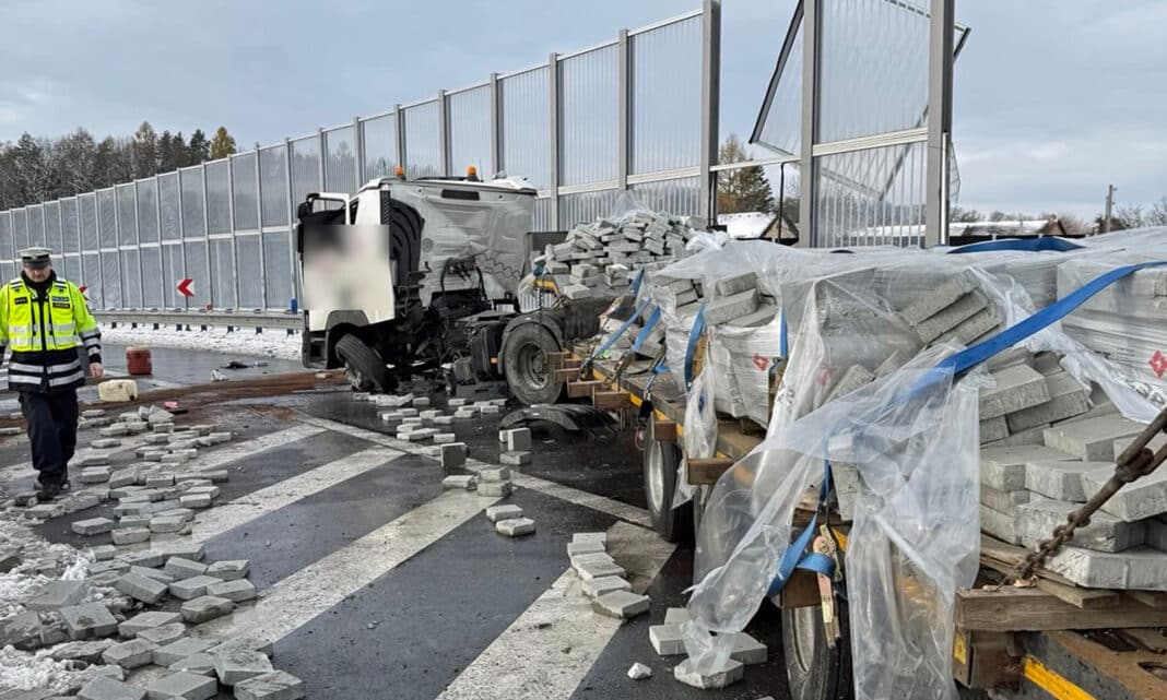 Nehoda kamionu na D48. Foto: PČR