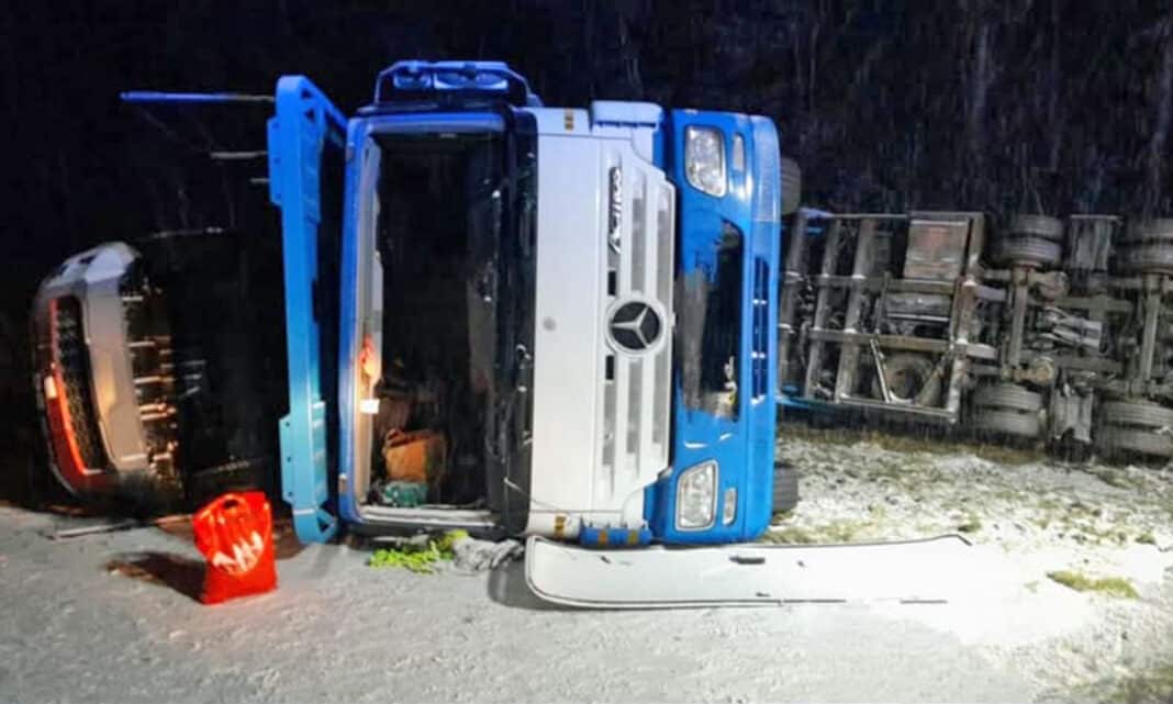 Nehoda kamionu převážejícího auta na dálnici D1. Foto: HZS