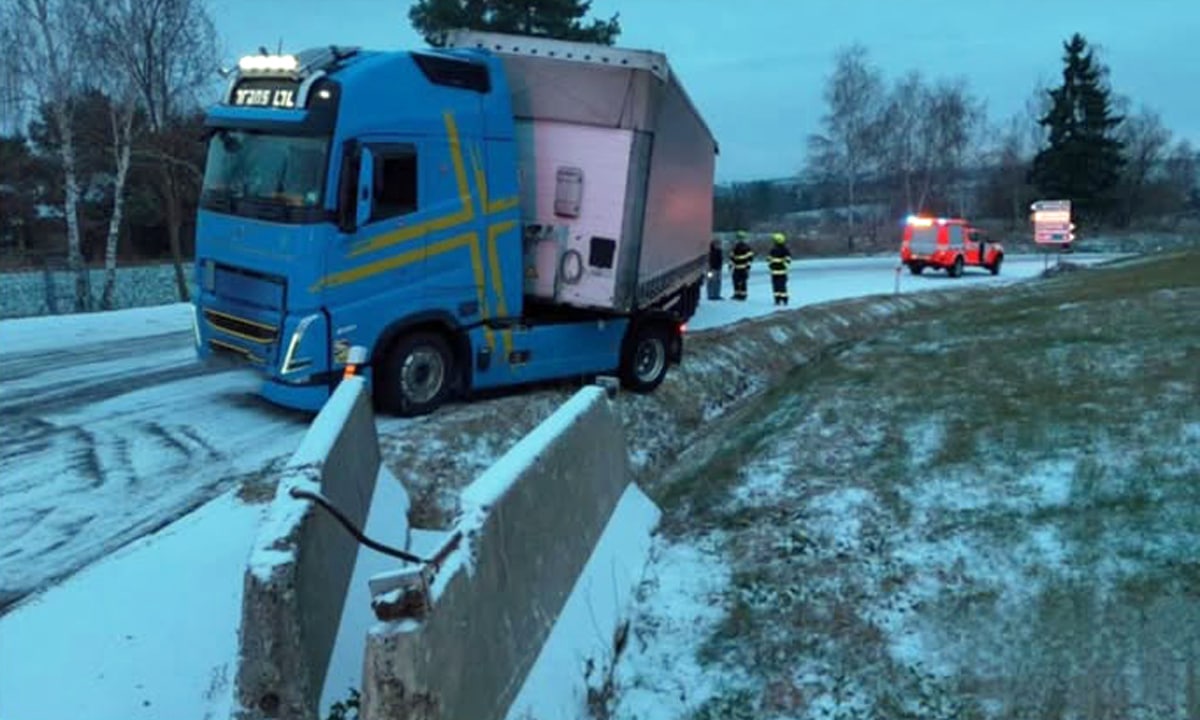 Nehoda kamionu u dálnice D1 na 67. kilometru. Foto: HZS
