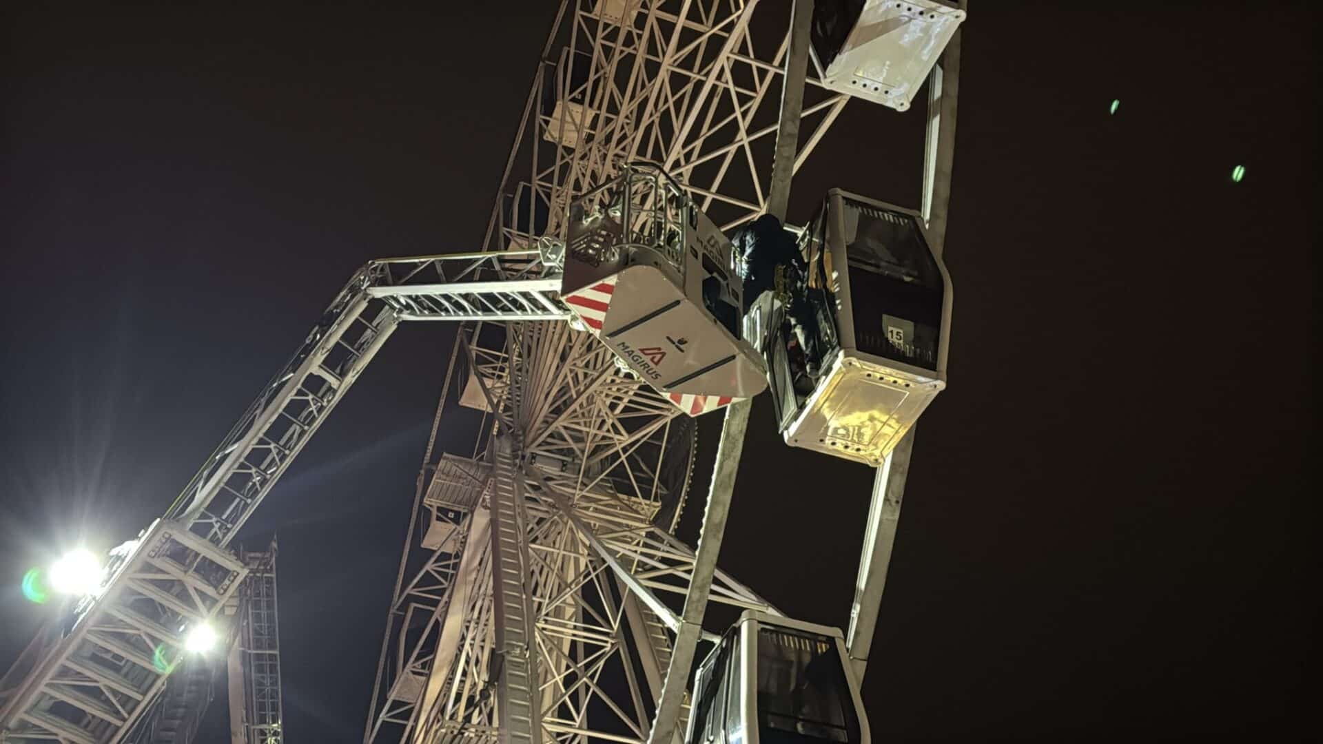 Lidé uvízli na ruském kole v Olomouci, sundat je museli hasiči. Foto: HZS