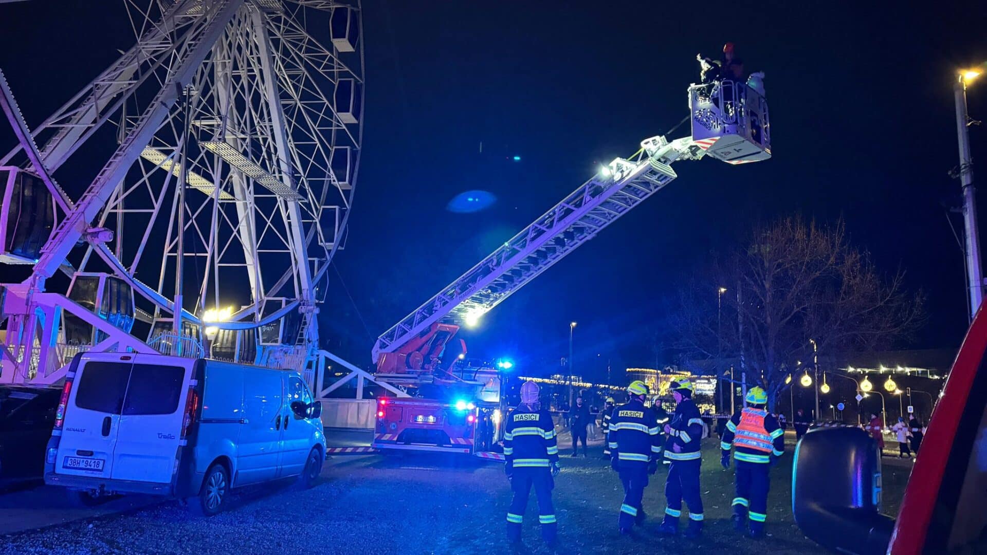 Záchrana lidí z ruského kola v Olomouci. Foto: HZS