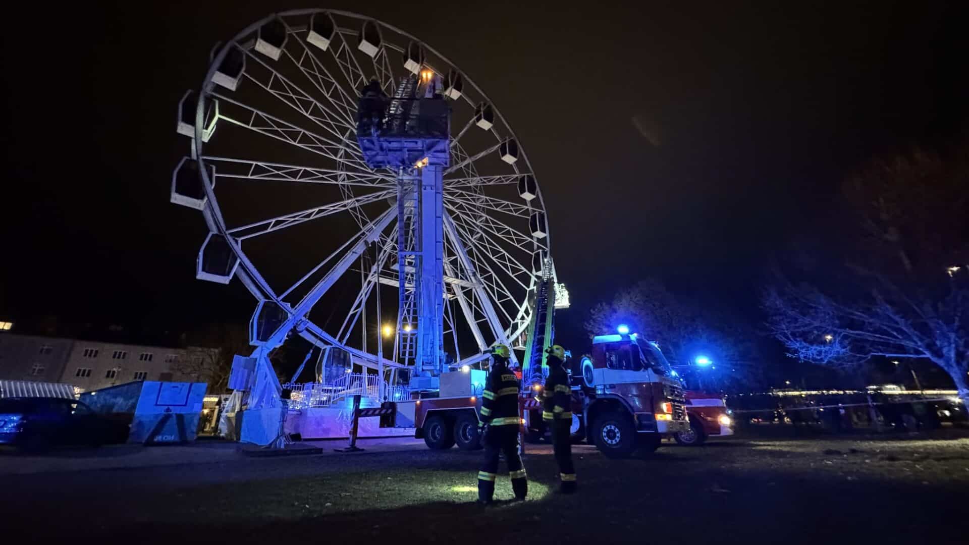 Lidé uvízli na ruském kole v Olomouci, sundat je museli hasiči. Foto: HZS