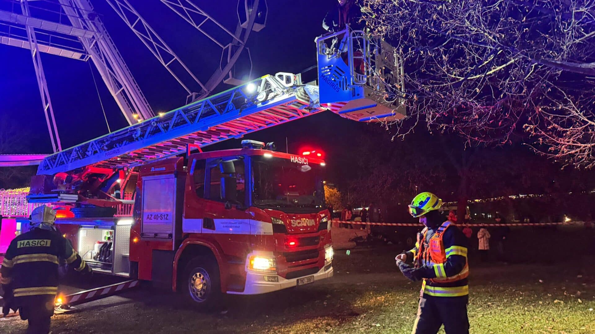 Záchrana lidí z ruského kola v Olomouci. Foto: HZS