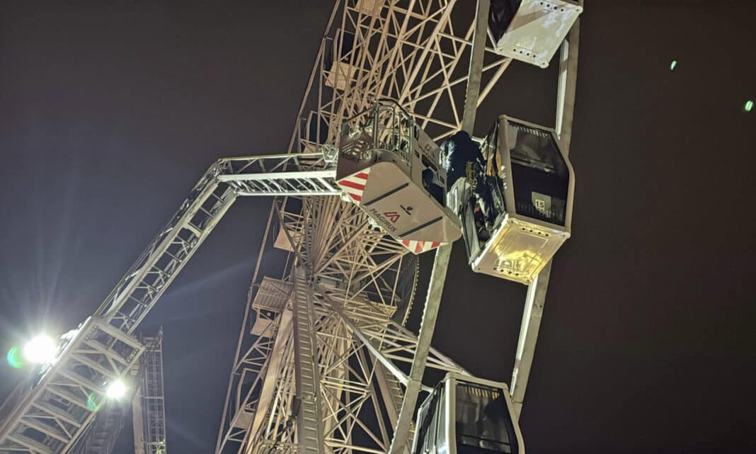 Lidé uvízli na ruském kole v Olomouci, sundat je museli hasiči. Foto: HZS