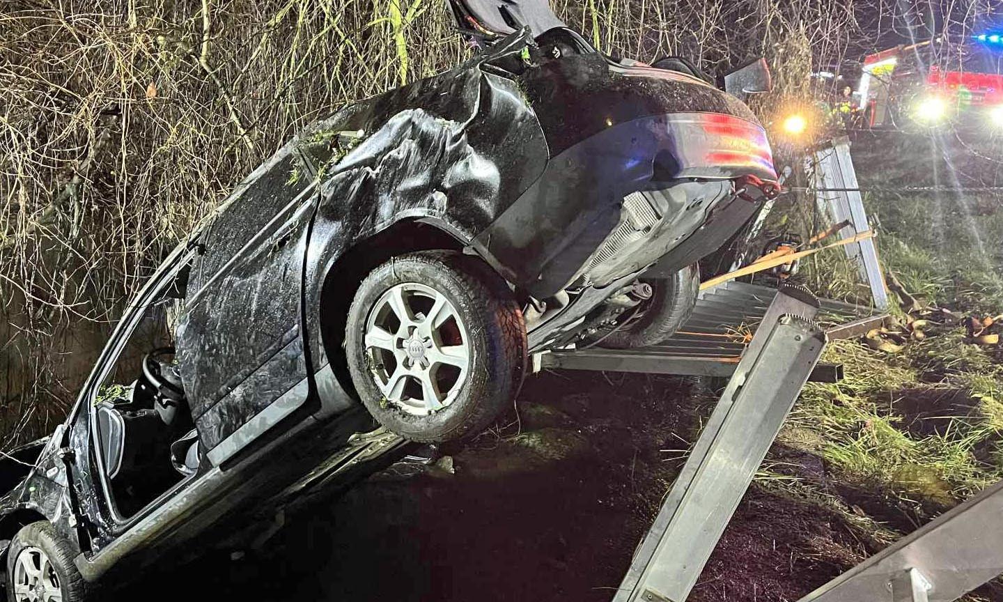 FOTO: Řidič Audi v Libouchci vyletěl ze silnice, přerazil zábradlí a zřítil se do potoka