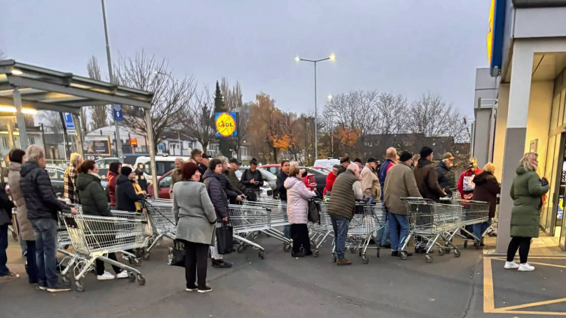 Fronta před Lidlem na zlevněná vejce. Foto: FB
