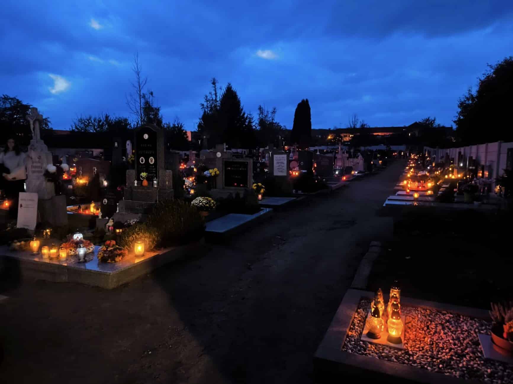 Svíčkami rozzářený hřbitov ve Zbyšově. Foto: Město