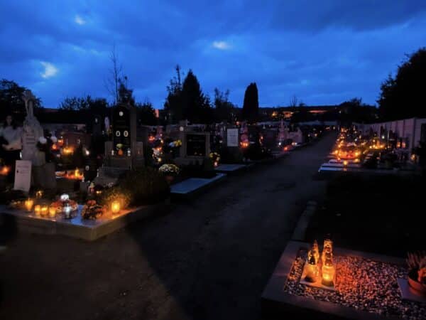 Svíčkami rozzářený hřbitov ve Zbyšově. Foto: Město