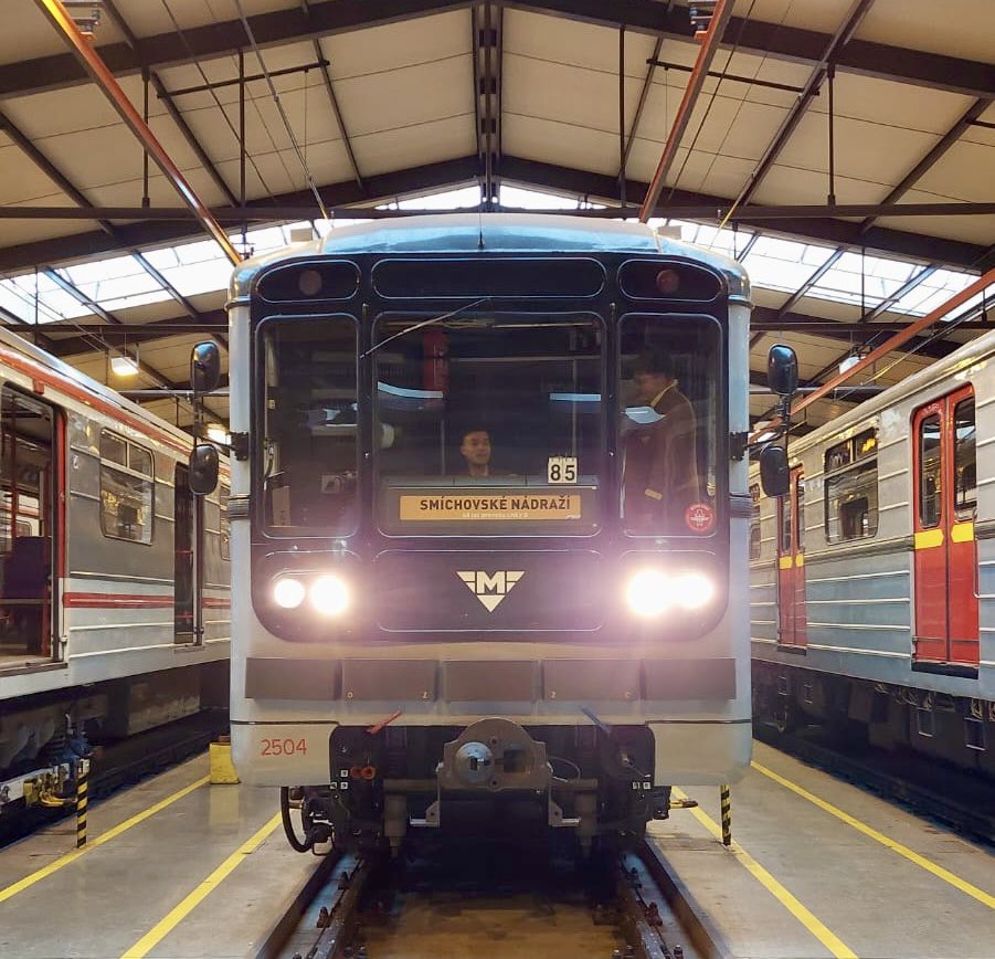 Na béčku pražského metra dnes jezdí historická souprava. Foto: DPP