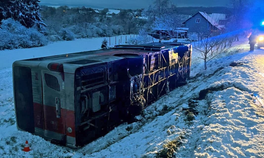 Nehoda autobusu v Choraticích na Benešovsku. Foto: HZS