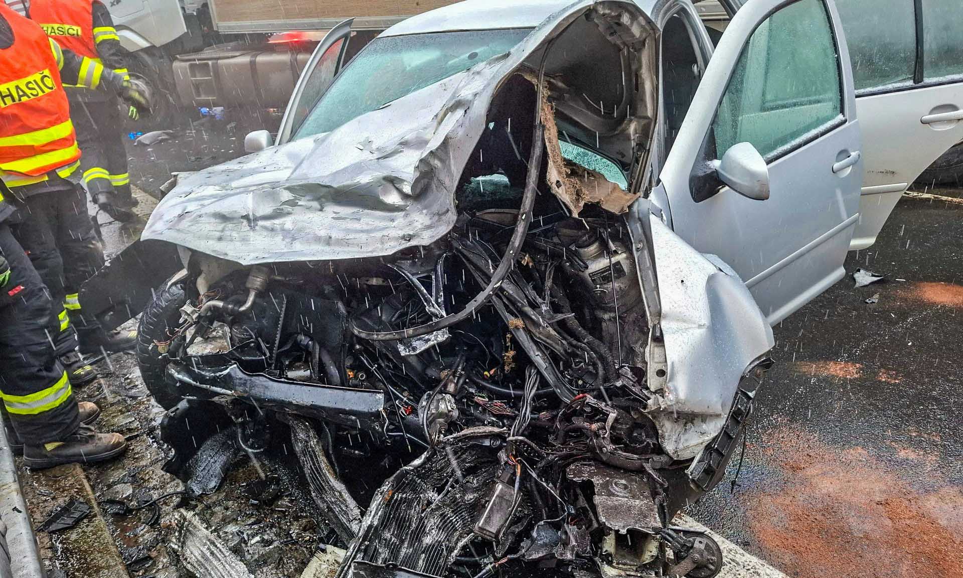 FOTO: Vážná nehoda na trase přes Červenohorské sedlo, srazilo se tam auto a náklaďák