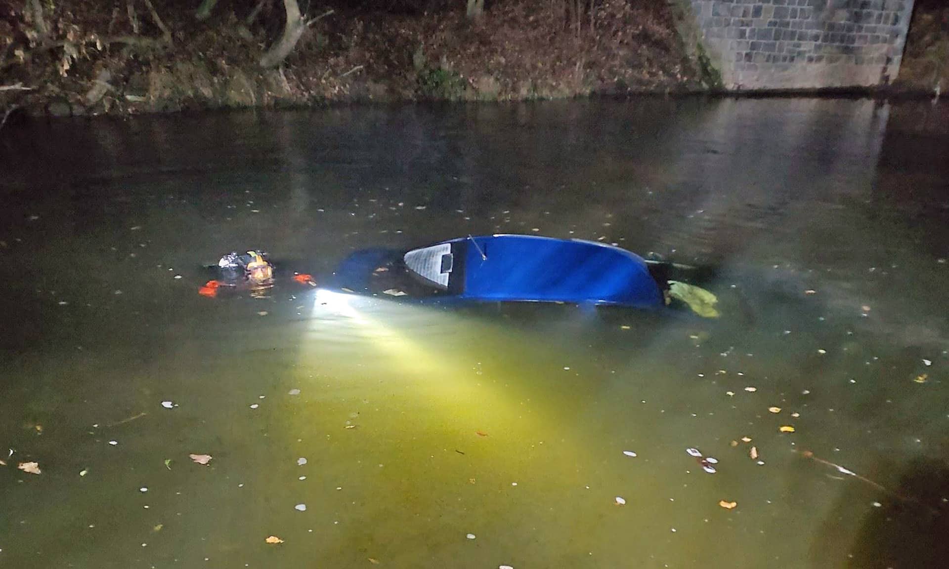 FOTO: Řidič Octavie sjel v Drozdicích do Chrudimky, hasiči se k autu nemohli dostat