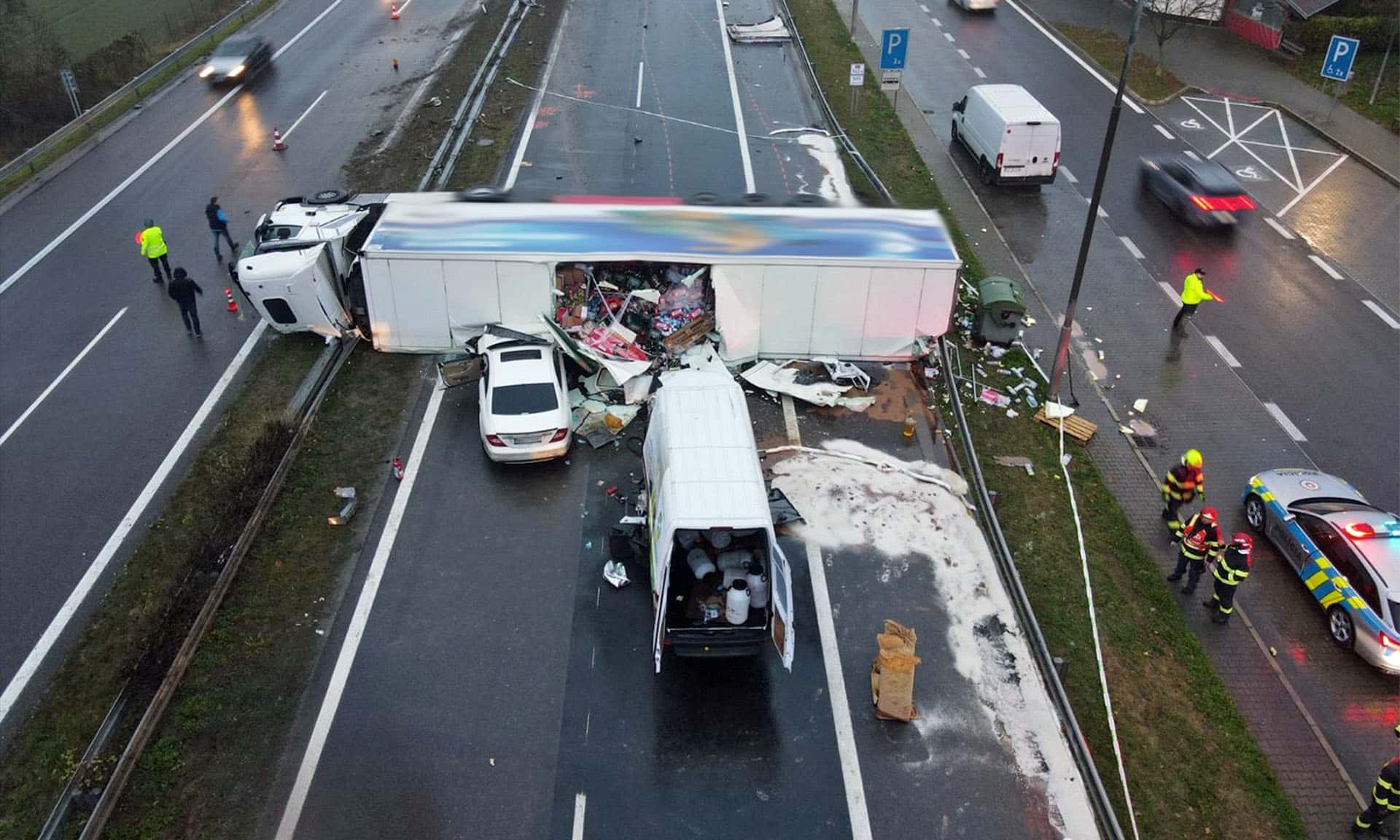 FOTO: Tragická nehoda na dálnici D1 u Ilavy! Kamion proletěl do protisměru, tam do něj vrazila dodávka