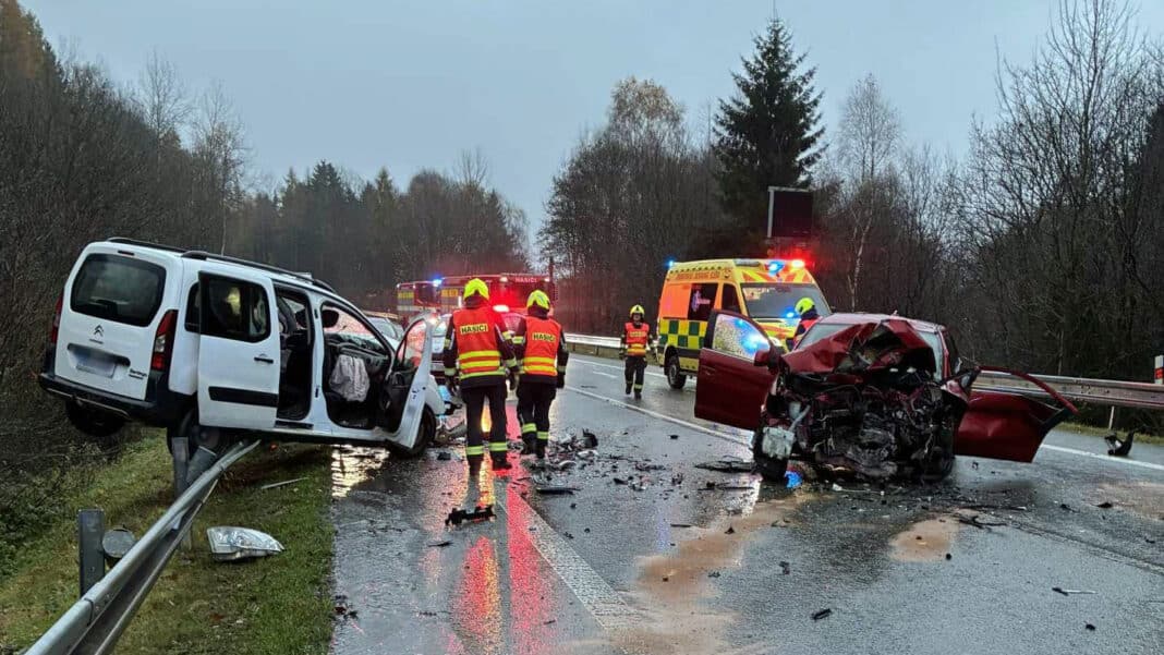 Vážná nehoda u Rychnova u Jablonce. Foto: HZS