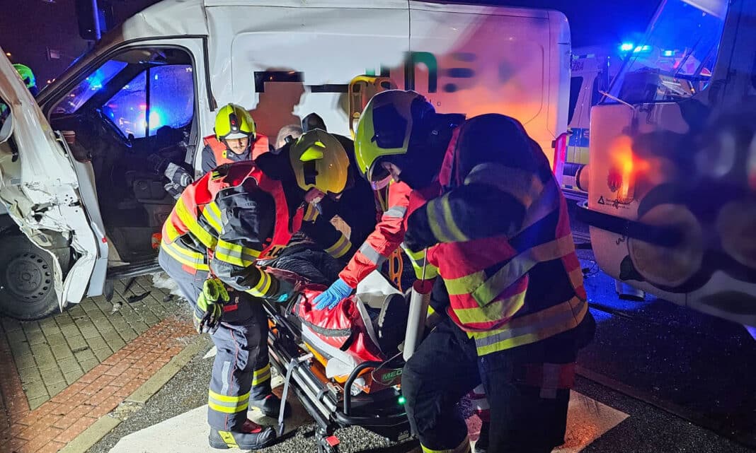 Nehoda tramvaje a dodávky v Liberci. Foto: HZS LK