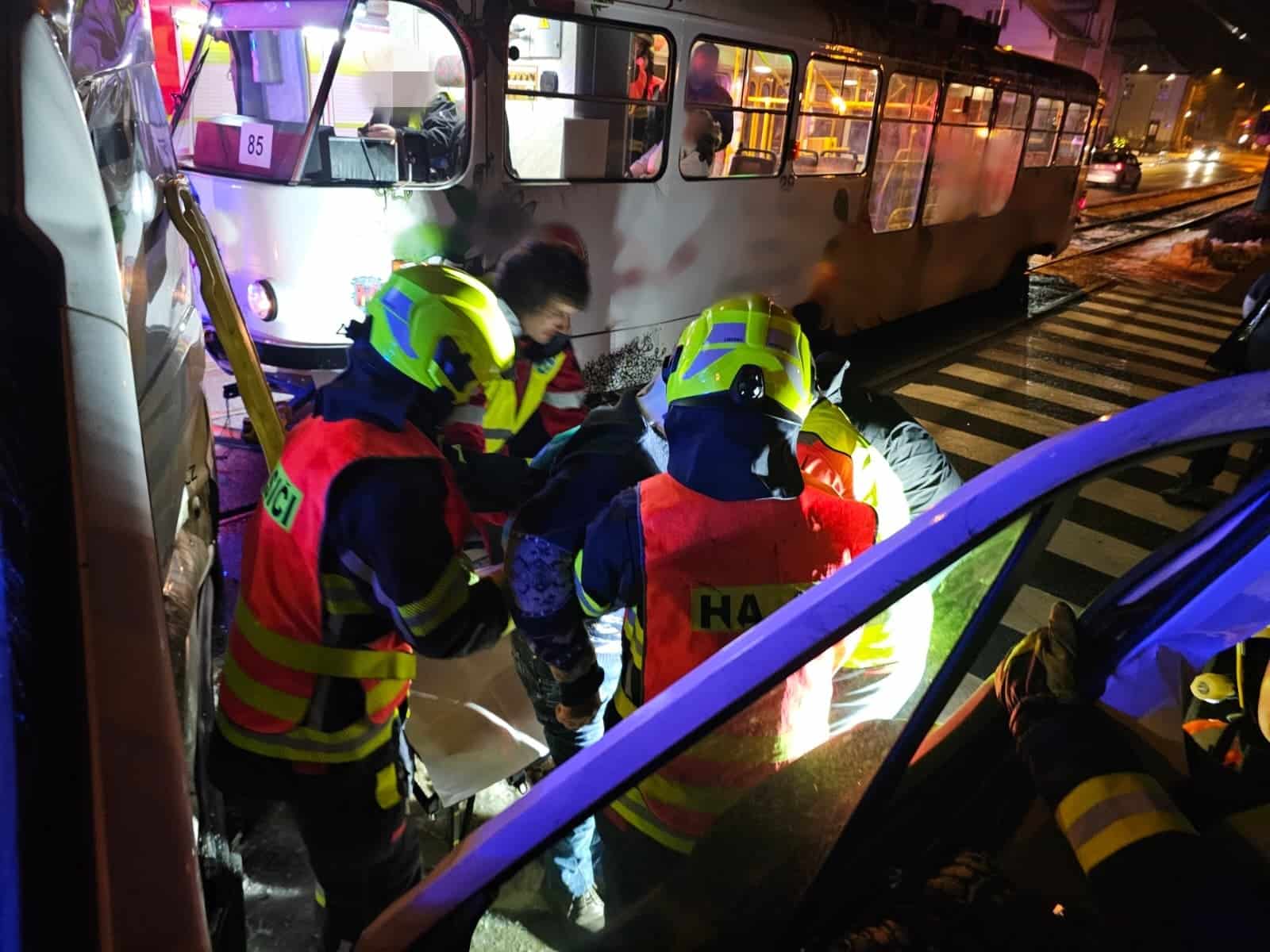 Nehoda tramvaje a dodávky v Liberci. Foto: HZS LK