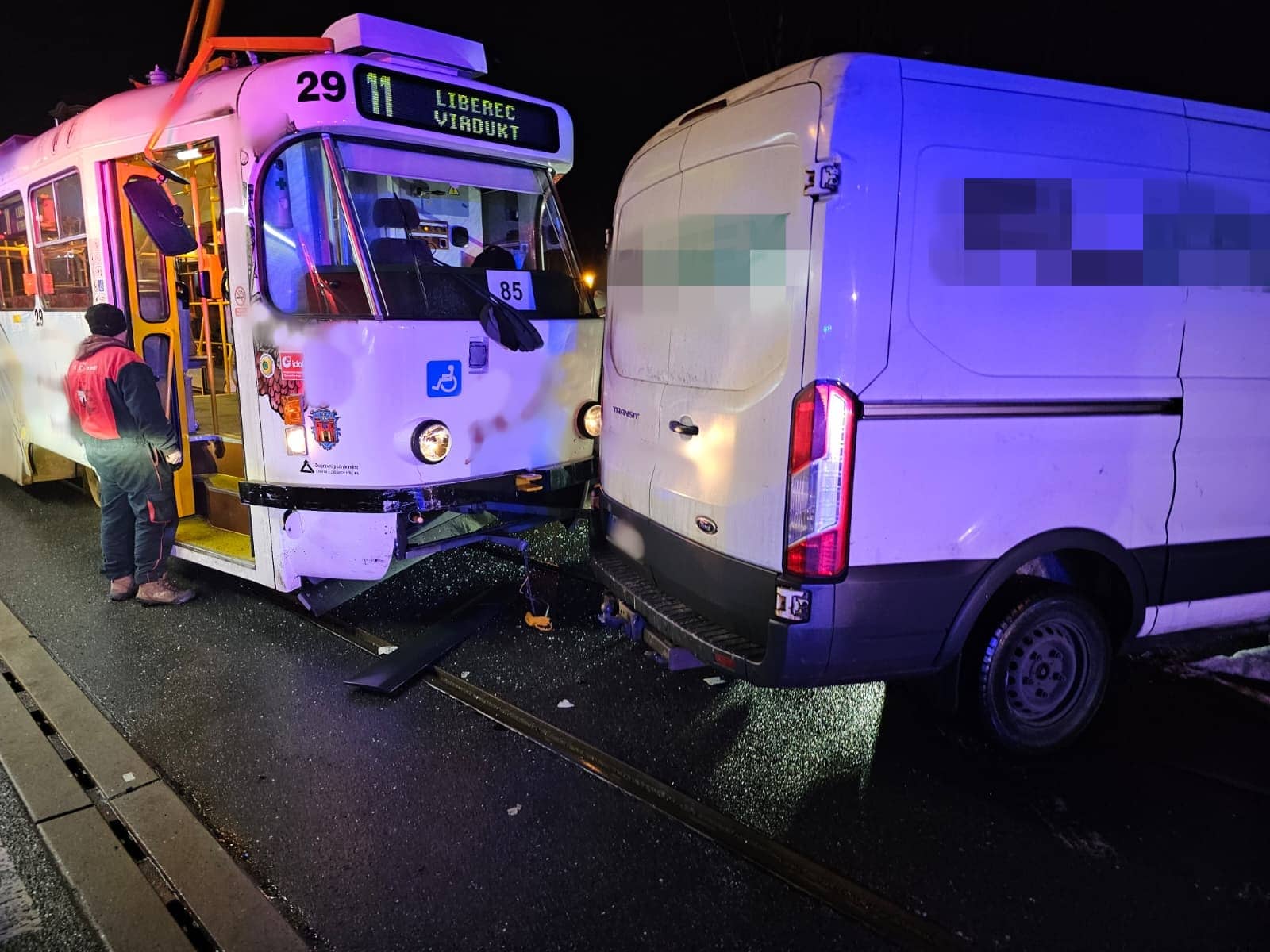 Nehoda tramvaje a dodávky v Liberci. Foto: HZS LK