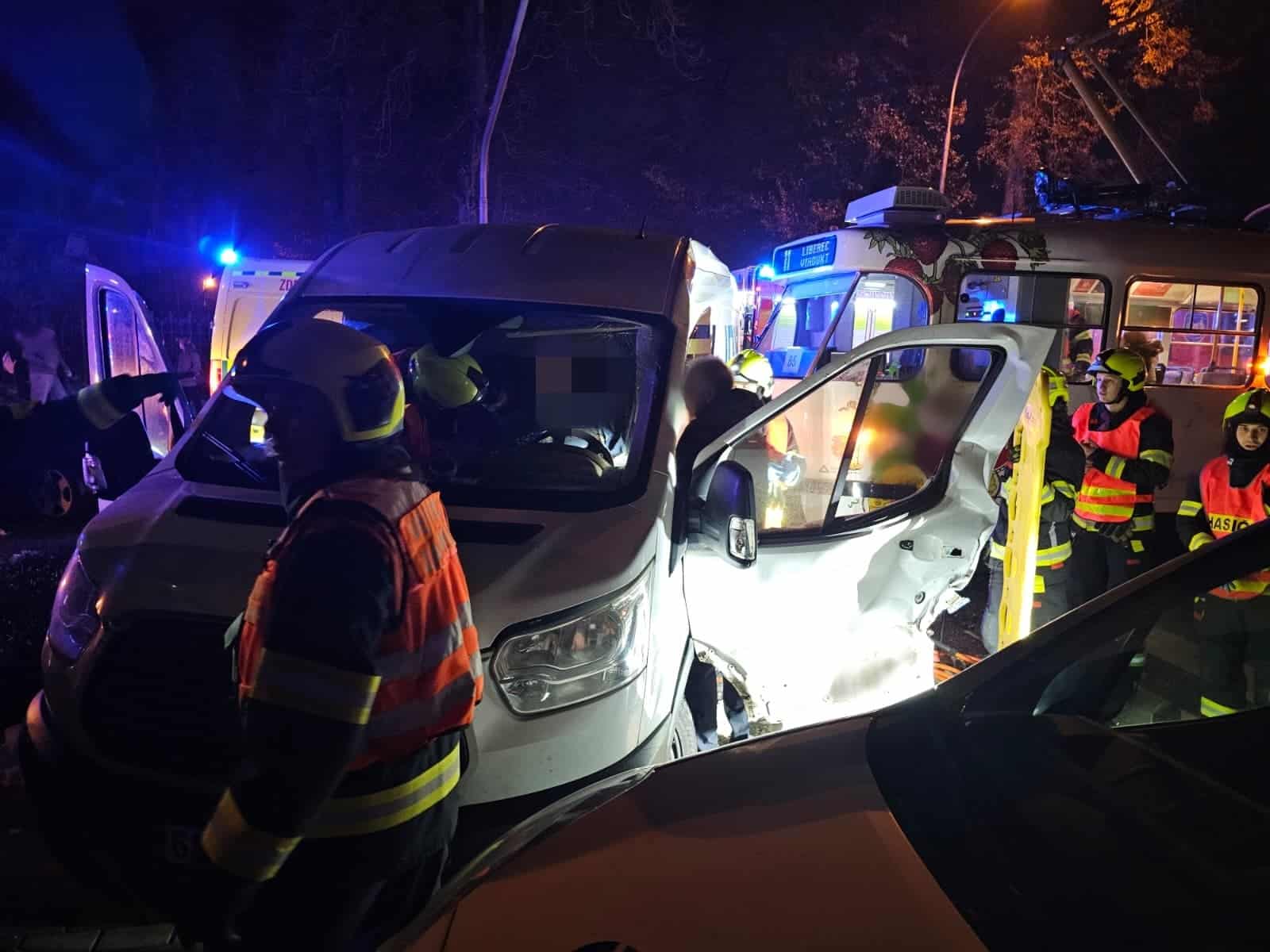 Nehoda tramvaje a dodávky v Liberci. Foto: HZS LK
