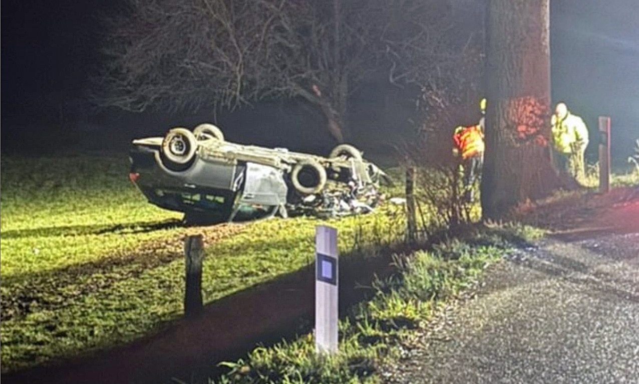 Vážná noční nehoda u Bernartic: Řidič s autem vrazil do stromu a převrátil se na střechu