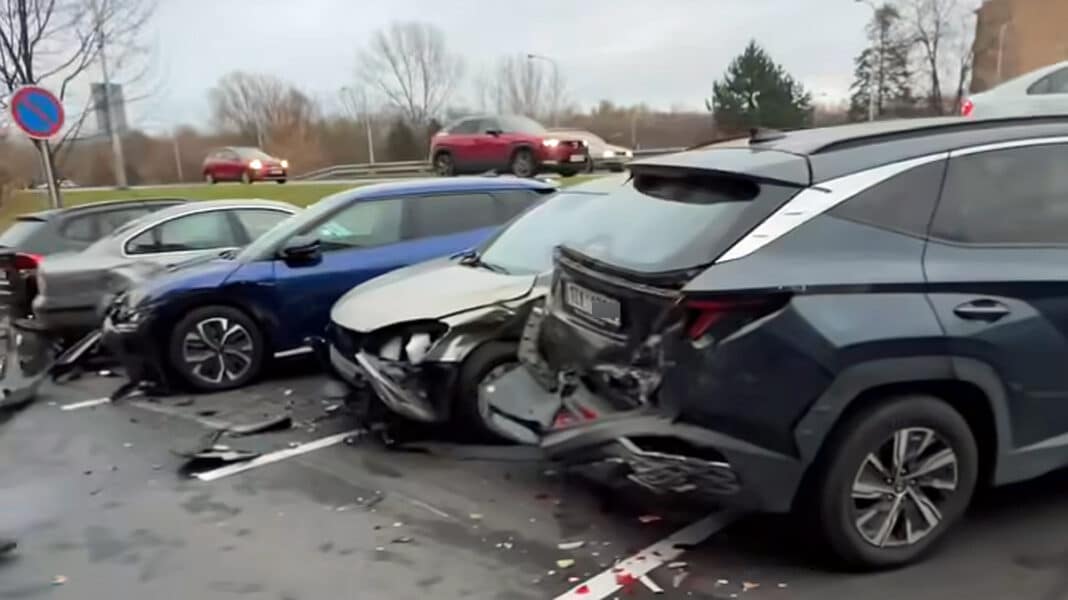 Řidička v Ostravě nabourala zaparkovaná auta. Video: David P.