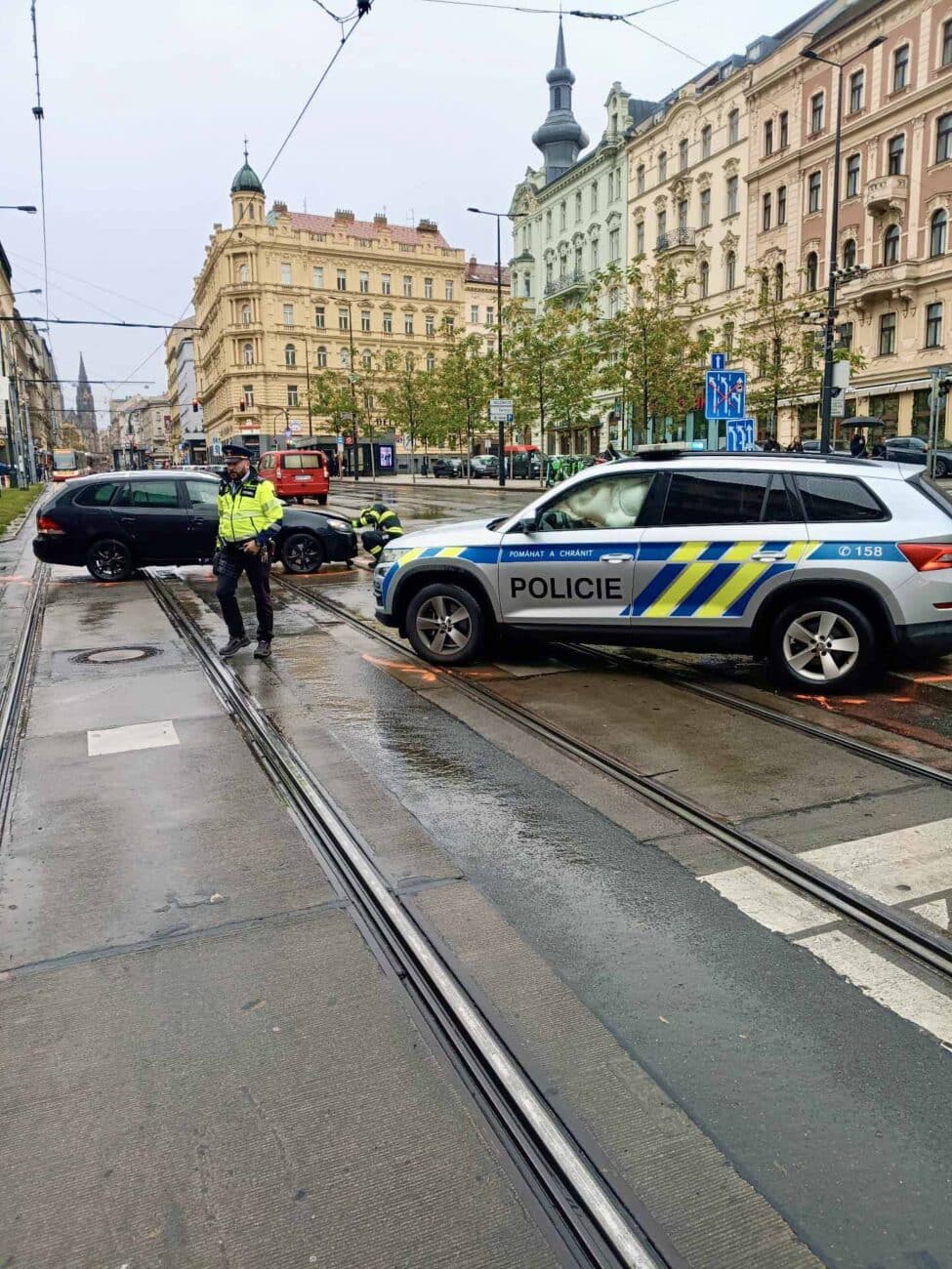 Nehoda policejního vozu v Praze. Foto: PČR
