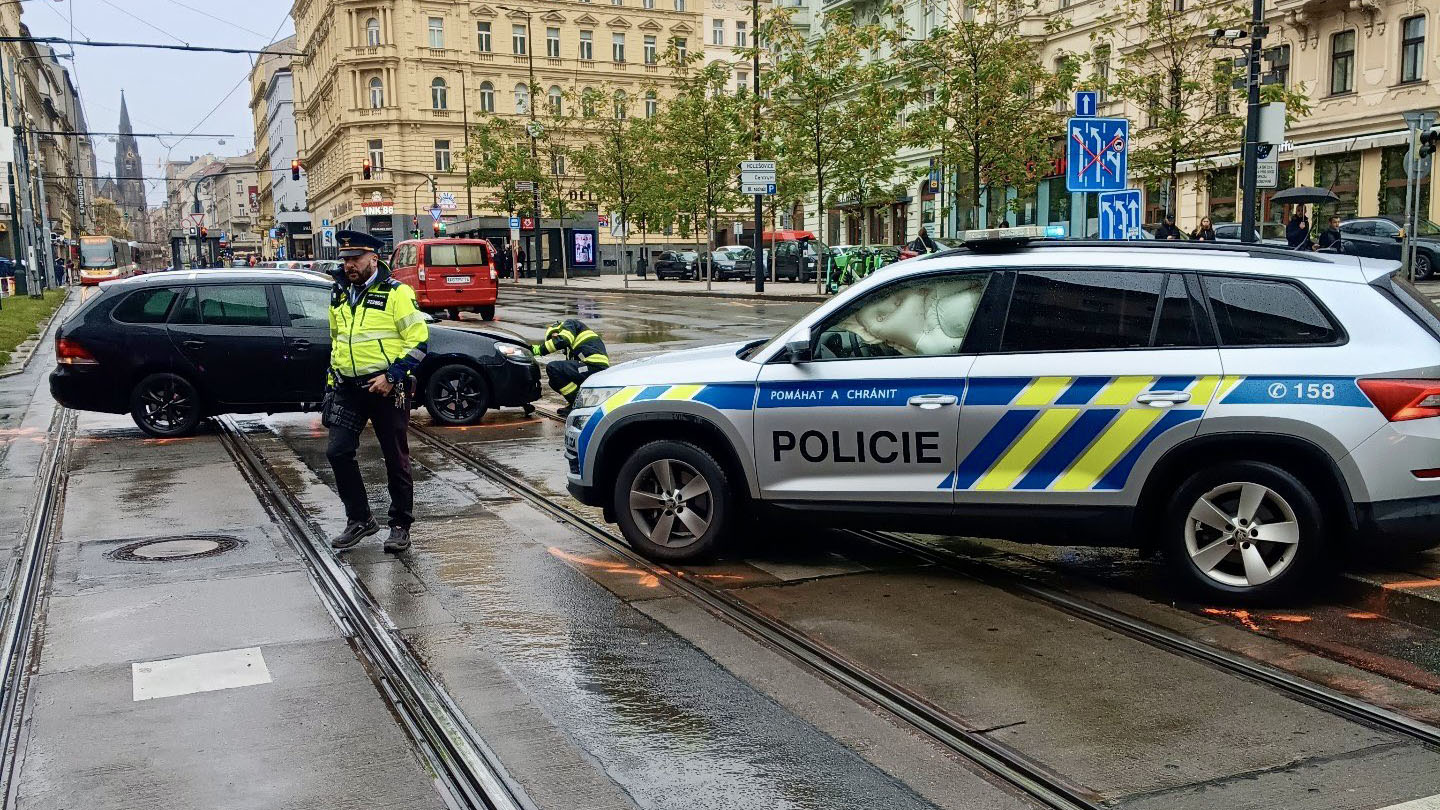 FOTO: Těžký víkend pro policii. Hned dvě policejní hlídky nabořily služební auta