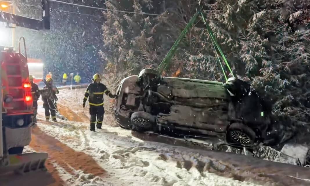 Nehoda ve Starých Hamrech. Zdroj: HZS MSK