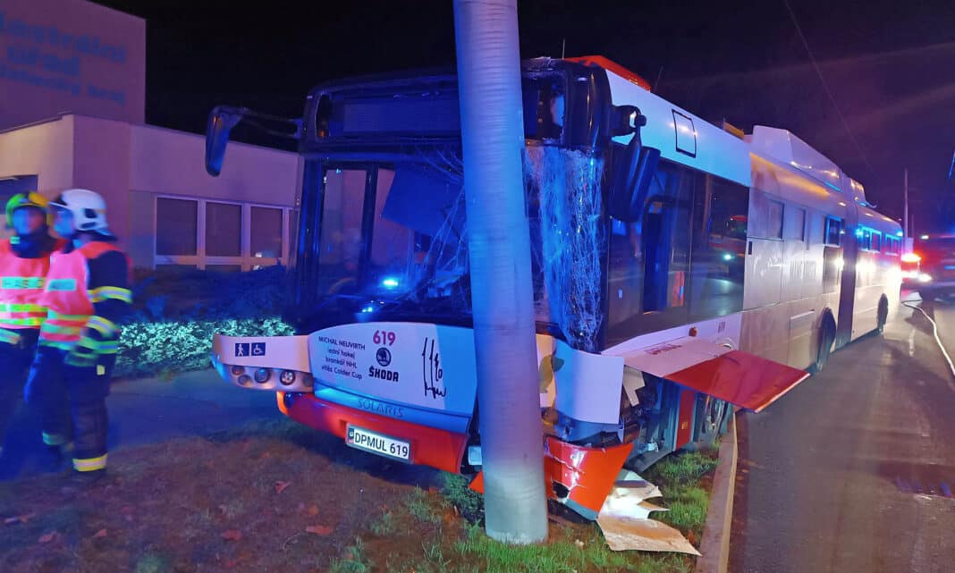 Nehoda trolejbusu v Ústí nad Labem - Krásném Březně. Foto: HZS