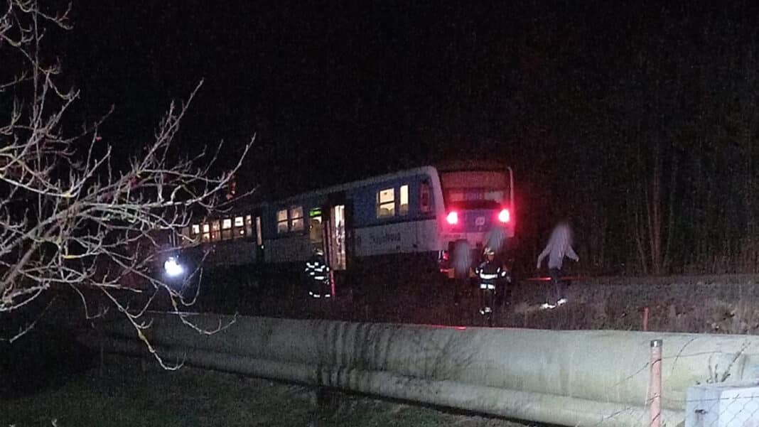 Vlak v Trutnově srazil chodce. Foto: HZS
