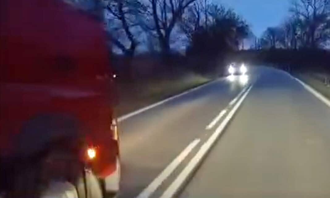 Nebezpečné předjíždění na Trutnovsku. Zdroj: První Miletínská