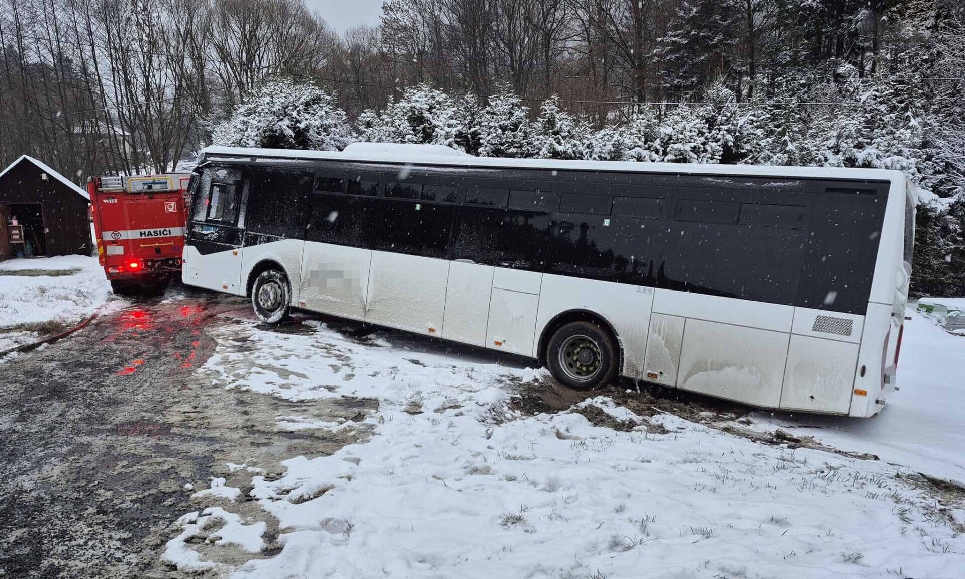 V Držkové havaroval autobus do příkopu. Foto: HZS