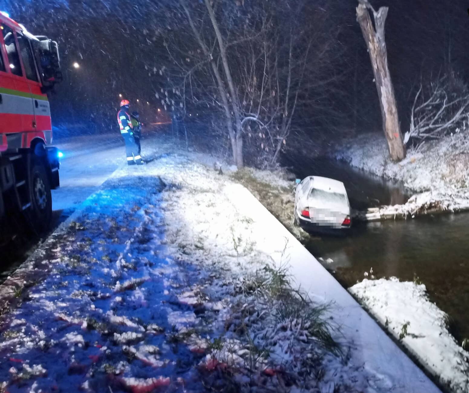 Řidič BMW skončil v Bystřici pod Hostýnem v řece. Foto: HZS