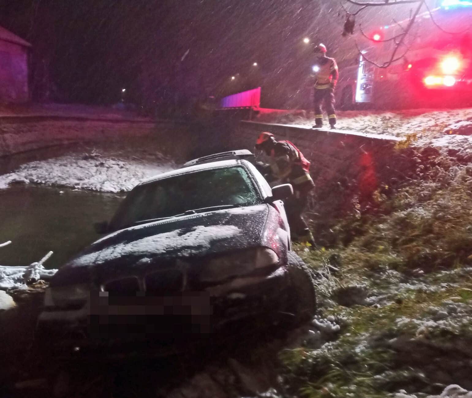 Řidič BMW skončil v Bystřici pod Hostýnem v řece. Foto: HZS