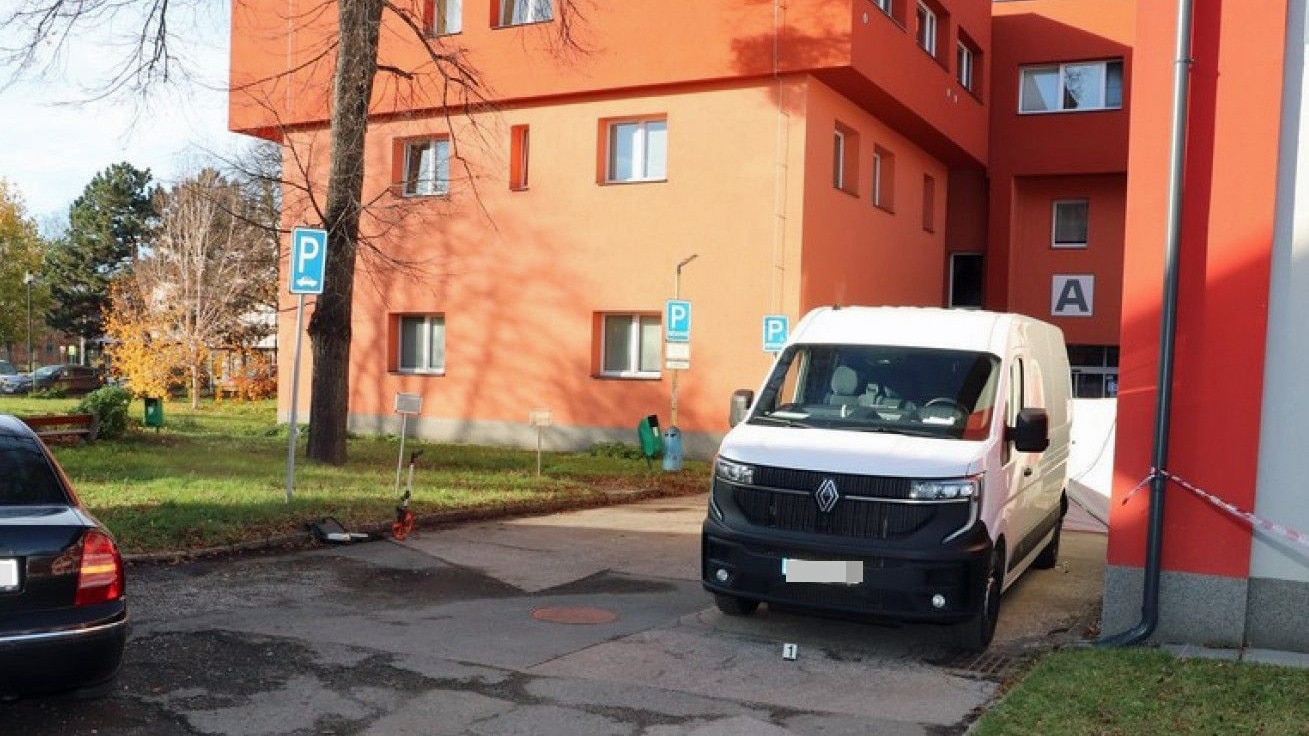 Dodávka v ostravské nemocnici srazila chodce. Foto: PČR