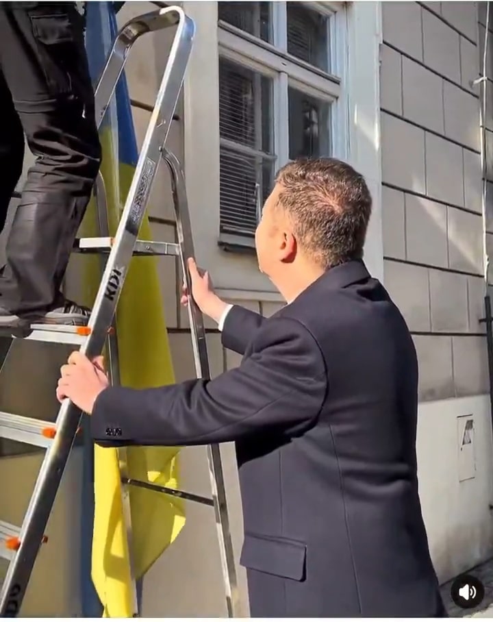 VIDEO: Tomio Okamura nechal sundat ze Sněmovny ukrajinskou vlajku.