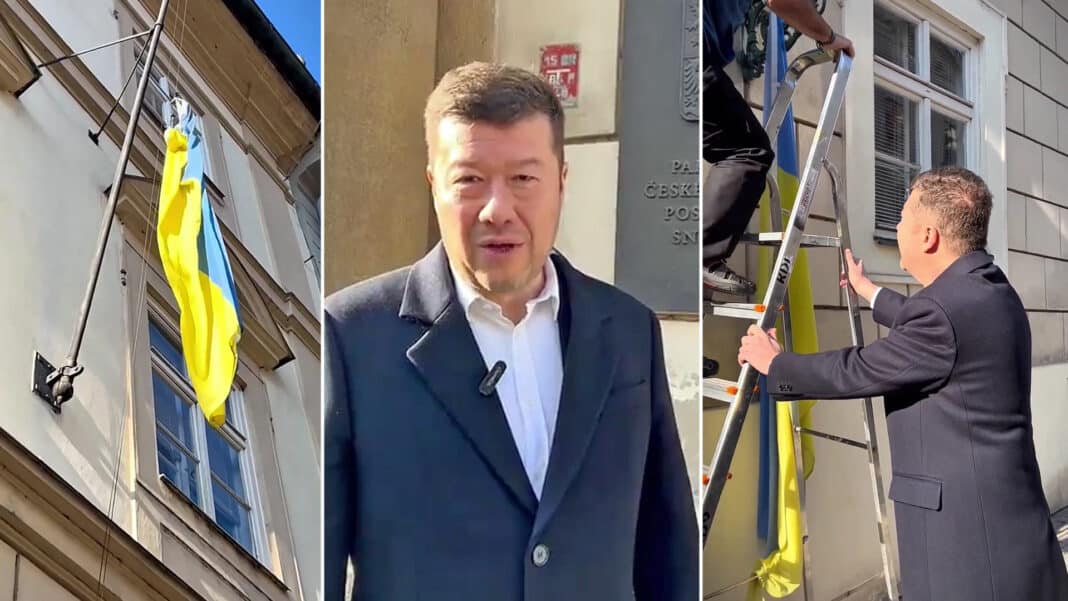 Tomio Okamura nechal sundat ukrajinskou vlajku ze Sněmovny.