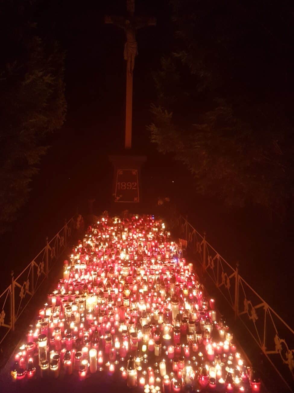Rozzářené památné místo na Olšanském hřbitově v Praze. Foto: Igor Hlavinka