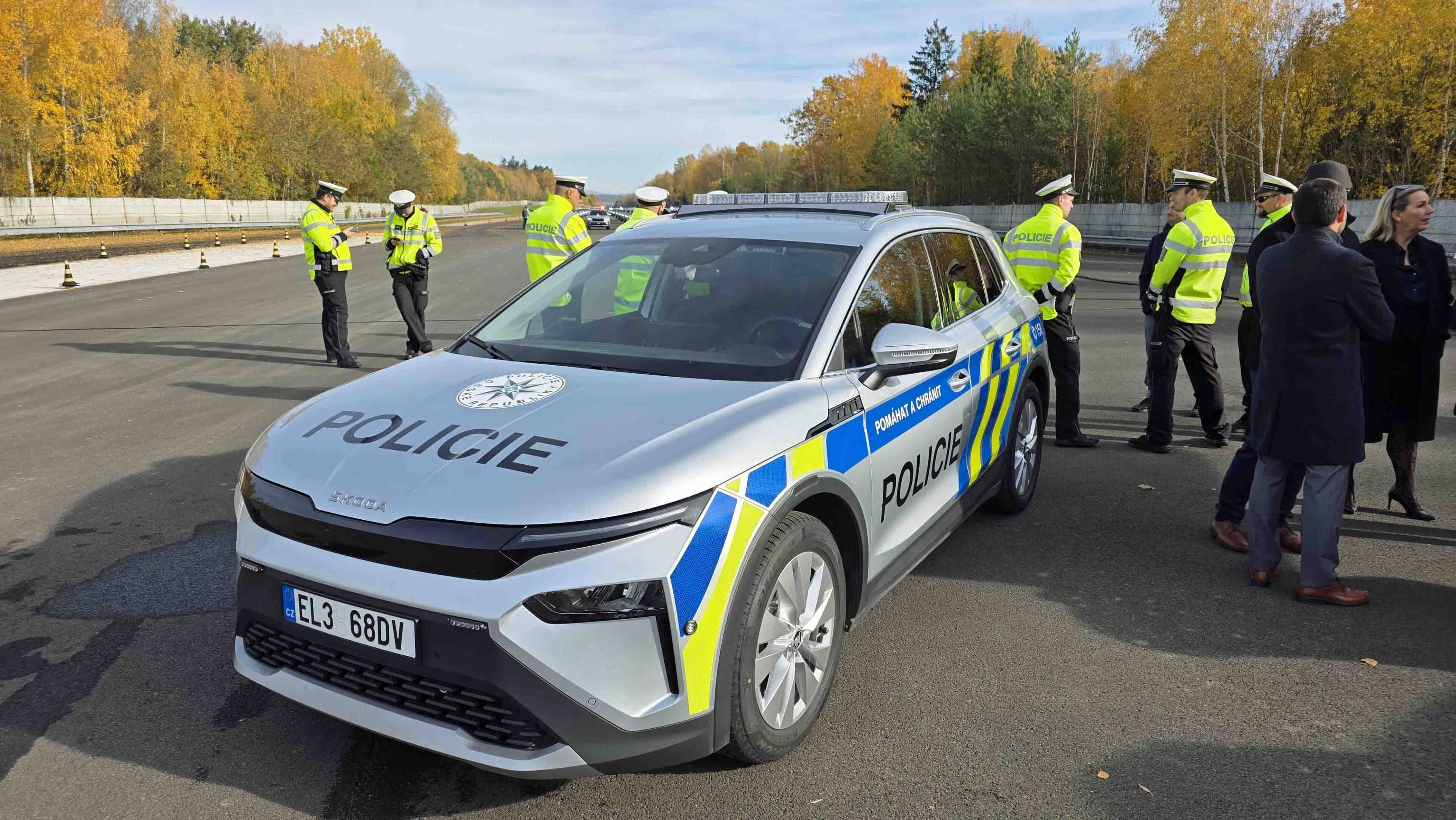Policie přebírá nové služební vozy. Foto: ČRzprávy