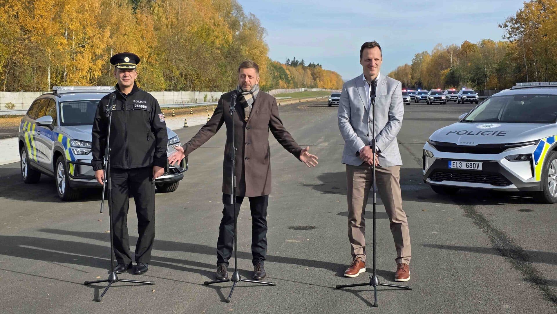 Policie přebírá nové služební vozy. Foto: ČRzprávy