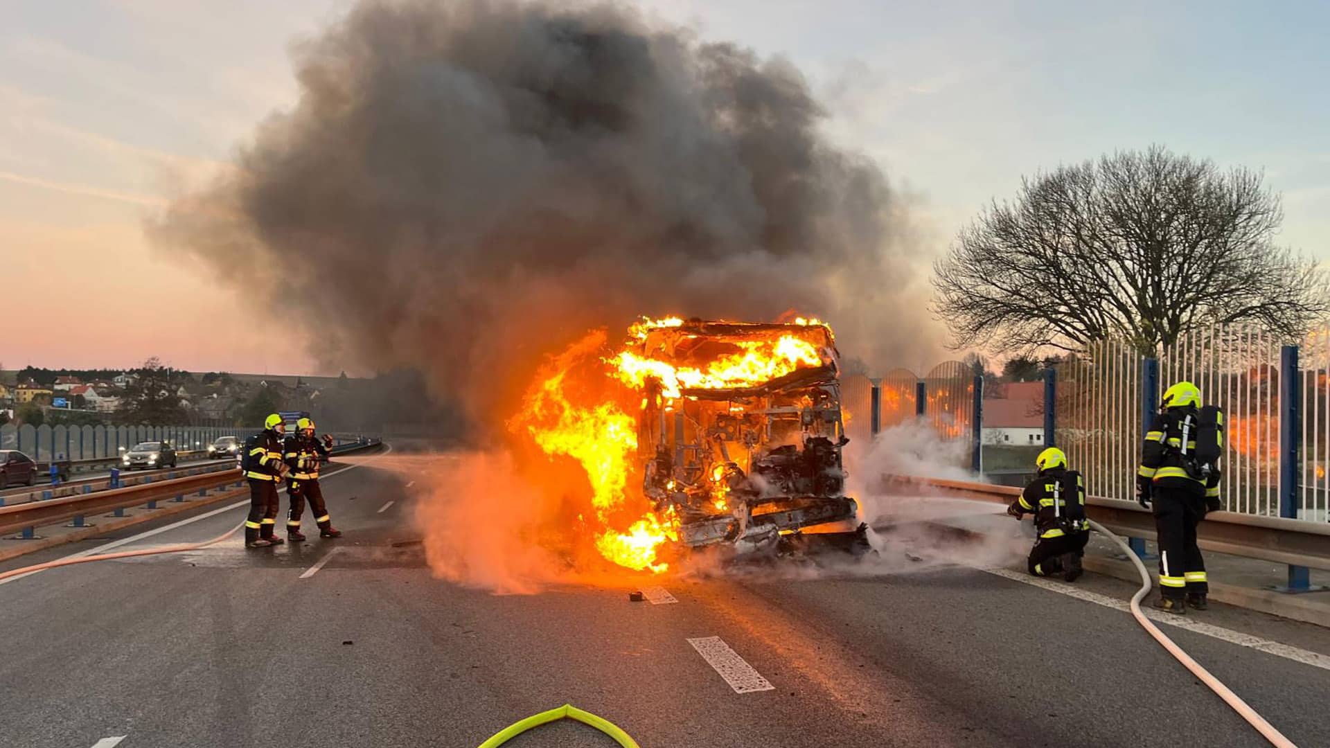 VIDEO: Ohnivé peklo na Liberecku! U Chrastavy začal hořet za jízdy autobus se 30 lidmi