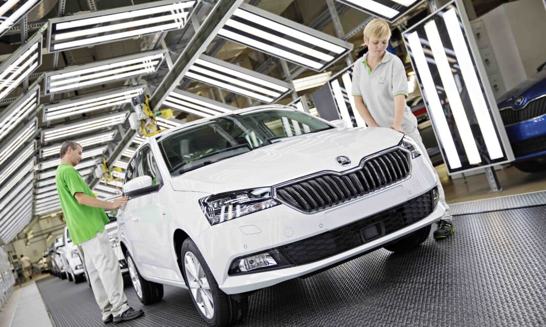 Zaměstnanci ve výrobě Škoda Auto. Foto: Škoda