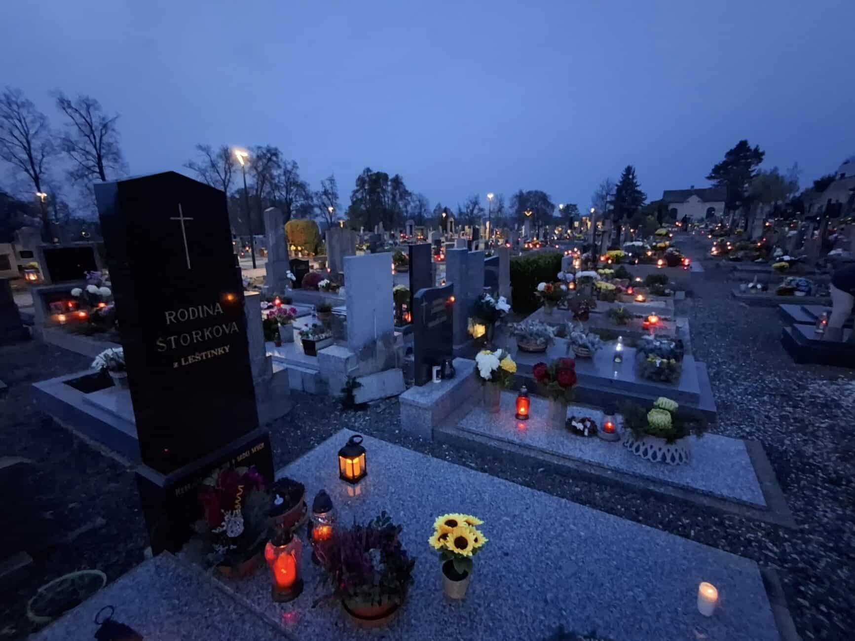 Sváčky na hřbitově v obci Skuteč. Foto: Michal Storek