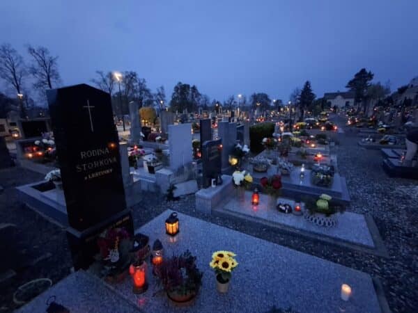 Sváčky na hřbitově v obci Skuteč. Foto: Michal Storek