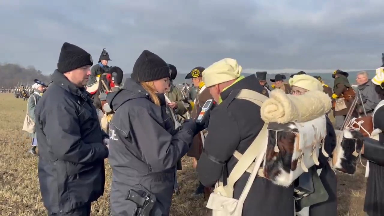 VIDEO: Policisté kontrolují i účinkující bitvy u Slavkova. Zdroj: PČR