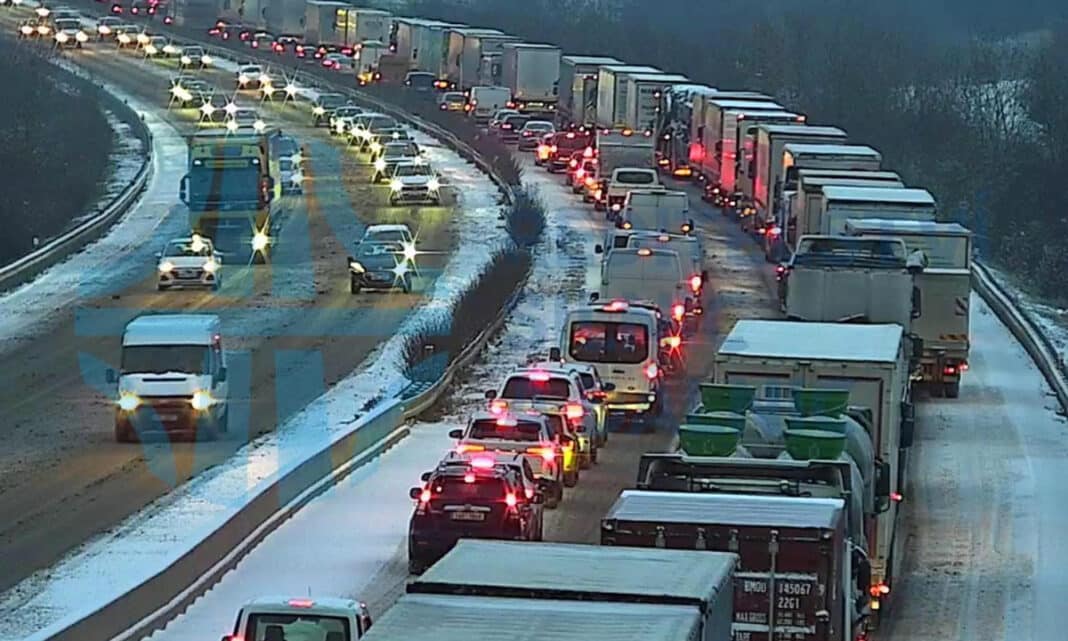 Kolony na dálnici D8 kvůli sněhu a nehodě. Zdroj: ŘSD